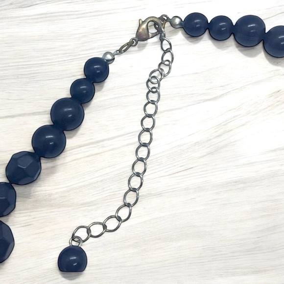 Graduated Black and Faux Silver Pearl Necklace 16” - Picture 3 of 3